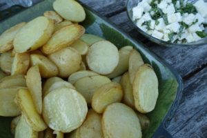 Ett fat med ugnsbakad potatis.