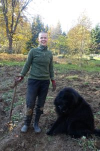 Sara och Kuling står mitt i potatisåkern.