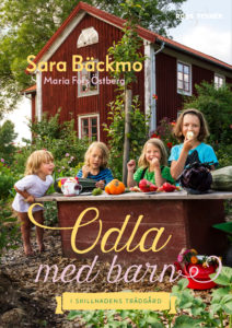 Ett bokomslag med fyra barn på framför ett rött hus på landet.