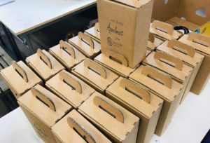 En ordentlig samling bag in box i brun kartong.