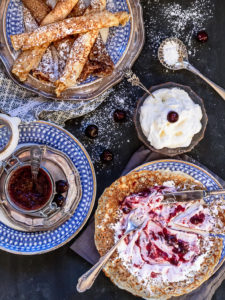 Läcker körsbärssylt tillsammans med nygräddade pannkakor.