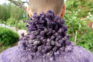 Den taggiga kragen når hela vägen upp till öronen.