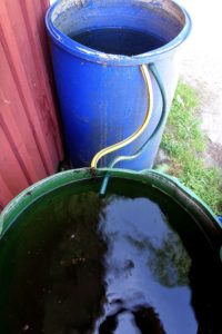 Två tunnor stor bredvid varandra, förenade med två korta slangar.