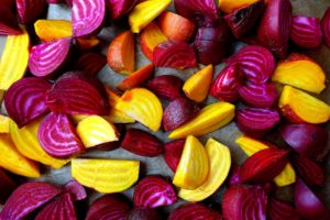 Vackra betor i fina färger skurna i klyftor.