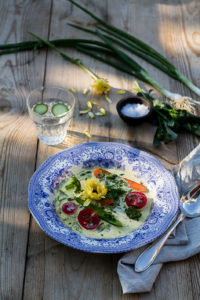 Vacker soppa av sommarens grönsaker.