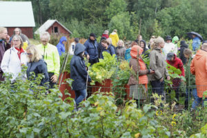 Massor av folk på besök i Skillnadens Trädgård!