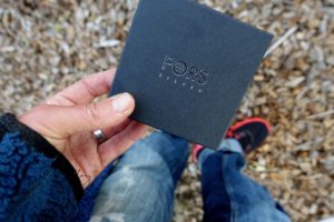 En svart smyckesask.