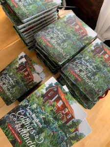 Odlingskalendern ligger i många ex på ett bord.