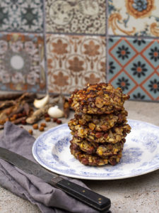 En tallrik med fina biffar av gråärt.