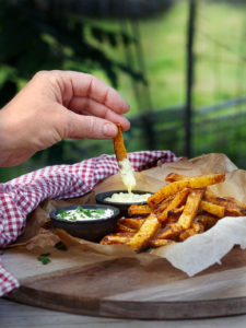Krispiga pommes frites av kålrot.
