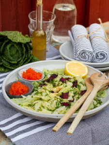 En härlig sallad av kål med knallröd stenbitsrom till.