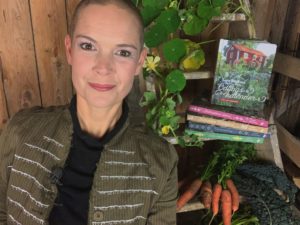 Selfie på Sara i inspelningsmiljö för föredraget - en gammal vedbod.