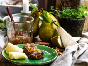God fika med päronmarmelad och ost.