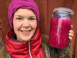 Sara är glad över sin mjölksyrade rödkål i glasburk