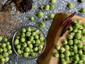 Rensade brysselkål i ljust grönt ligger i olika skålar och på brickor.