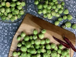 Rensade brysselkål i ljust grönt ligger i olika skålar och på brickor.