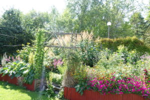 En praktfull perennplantering i vackra färger i en sluttning.