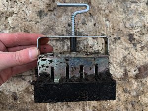 Närbild på ett redskap i rostfritt stål.