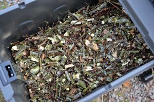 En behållare fylld med mörkt träflis.