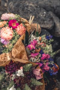 Ge bort-bukett till en bonde en regnig dag