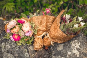 Ge bort-bukett till en bonde en regnig dag