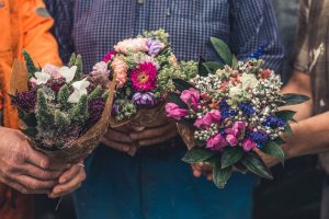 Ge bort-bukett till en bonde en regnig dag