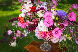 Rosa blomsterarrangemang