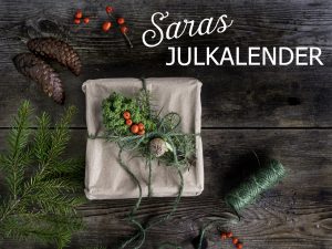 En julklapp i brunt papper och grönt snöre med grane, kottar, grönkål och bär.