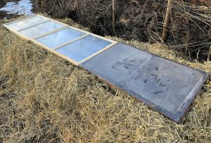 Varmbänken sedd ovanifrån med lock av plast över odlingsytan.