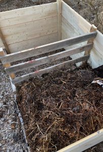 Komposten sedd ovanifrån med två fack.