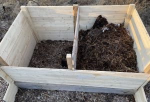 Komposten sett ovanifrån, med två fack.