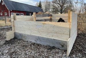 En kompost i ljust trä.