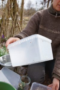 Sara gör en mask-kompost