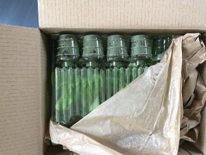 Växter packade inuti en kartong.