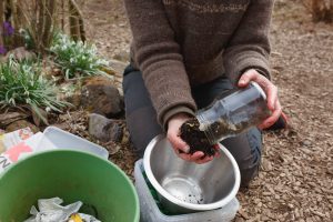 Sara gör en mask-kompost