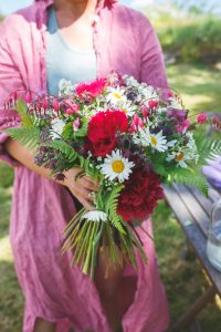 Sara med en sommarbukett