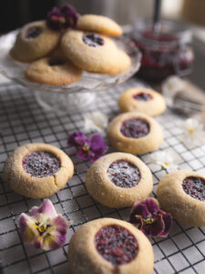 Nybakade syltkakor på fat och galler.