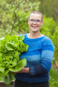 Sara med nyskördad salladskål