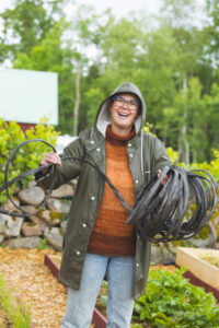 Sara med bevattningsslang